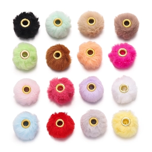 Detalle de 16 cuentas de peluche de colores con ojales de metal dorado para bisutería DIY