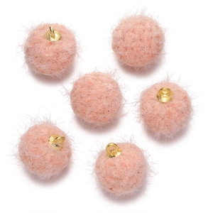 Vue détaillée de pompons roses en fausse fourrure avec boucles dorées pour bijoux DIY