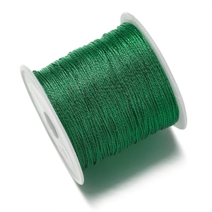 Hilo de poliéster verde esmeralda brillante en carrete blanco para creación de joyas