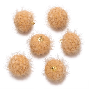 Vue de six pendentifs pompons en fausse fourrure kaki 18mm avec anneaux dorés pour bijoux