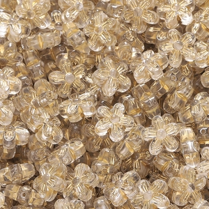 Makroaufnahme vergoldeter Acrylperlen in Blumenform für DIY-Schmuck und Bastelbedarf
