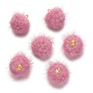Gros plan de breloques en fausse fourrure rose 18mm avec boucles dorées pour bijoux DIY