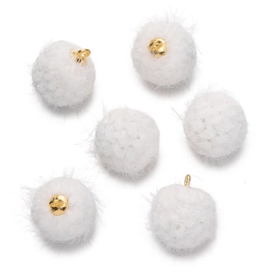 Détail de 6 pompons en fausse fourrure blanche 18mm avec boucles dorées pour le DIY