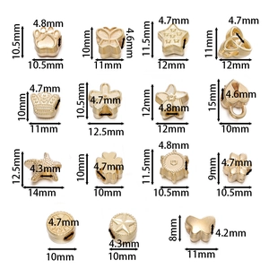 Détail macro de diverses perles CCB dorées de formes variées pour création de bijoux DIY