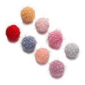 Vue macro de pompons en fausse fourrure de 18mm avec boucles en métal pour bijoux DIY