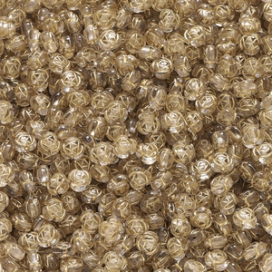 Makro-Detail von goldenen hohlen geometrischen Acrylperlen für die Schmuckherstellung