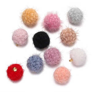Gros plan de pompons colorés en fausse fourrure de 18 mm avec œillets dorés pour DIY