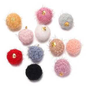 Détail de pompons en fausse fourrure 18mm colorés avec anneaux dorés pour bijoux DIY