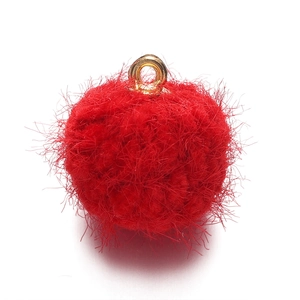 Vue détaillée d'un pendentif boule en fausse fourrure rouge 18mm avec boucle dorée DIY