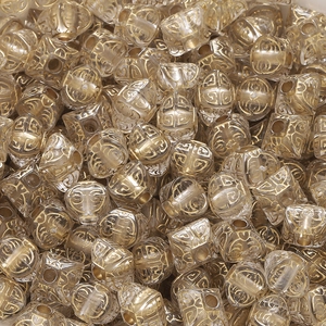 Makroaufnahme von unregelmäßigen Acrylperlen mit goldenen Vintage-Mustern für DIY-Schmuck