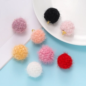Gros plan de pompons en fausse fourrure de 18mm avec boucles dorées pour bijoux DIY