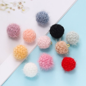 Vue détaillée de pompons en fausse fourrure de 18mm avec anneaux dorés pour bijoux