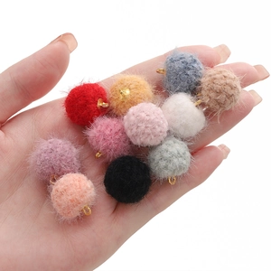 Pompons colorés 18mm en fausse fourrure avec anneaux dorés pour bricolage bijoux