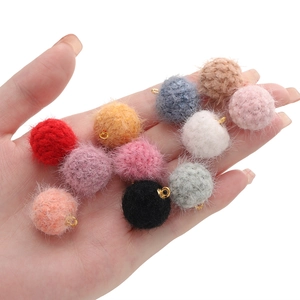 Pompons en fausse fourrure 18mm multicolores avec anneaux dorés pour création bijoux DIY