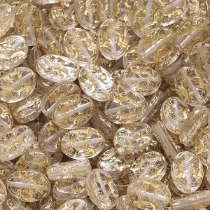 Makroaufnahme von ovalen Acrylperlen mit goldenem Skorpionmuster für DIY Schmuckdesign
