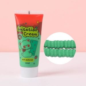 Detalle macro de pegamento en crema verde de 50ml con texturas onduladas para manualidades DIY
