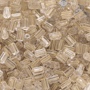 Nahaufnahme von gerippten Acrylperlen mit Goldstreifen und Loch für DIY-Schmuck