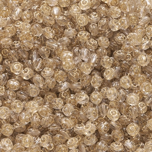 Makroaufnahme facettierter Acrylperlen mit goldenen Rosenmustern für DIY-Schmuckdesign
