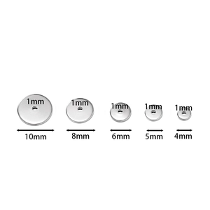 Makro-Detail von flachen Edelstahl-Zwischenperlen in 4mm bis 10mm mit 1mm Lochgröße