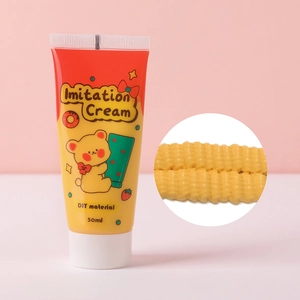 Detalle de pegamento en crema amarillo para manualidades DIY con tubo de 50ml y textura