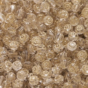 Detail von Acrylperlen mit goldener Rosengravur und Löchern für DIY-Schmuckherstellung
