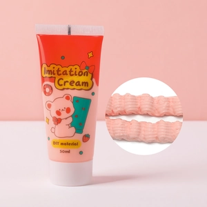 Detalle de 50ml de pegamento en crema rosa para fundas de móvil DIY y su textura