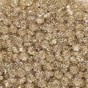 Makroaufnahme vergoldeter Acrylperlen in Blumenform für DIY-Schmuck und Ohrringe