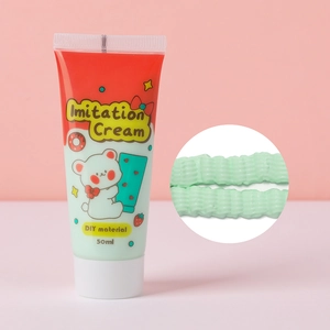 Vista de detalle de crema de imitación de 50ml con textura estriada y diseño de oso