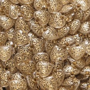 Detail von herzförmigen, hohlen Goldanhängern für DIY-Schmuckherstellung und Zubehör