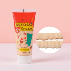 Detalle del tubo de crema de imitación rosa de 50ml con boquilla y textura rayada
