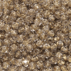 Makroaufnahme von kürbisförmigen Acrylperlen mit Goldfolie für DIY-Schmuckdesign