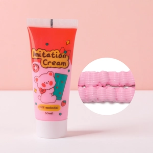 Detalle de pegamento crema rosa de 50ml para manualidades DIY con muestra de textura real