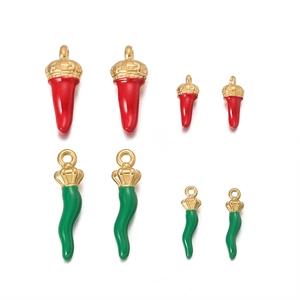 Detalle macro de colgantes de chile rojo y verde con tapas doradas para joyería