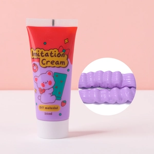 Vista macro de pegamento de crema de imitación lila de 50ml con textura ondulada y tubo mono