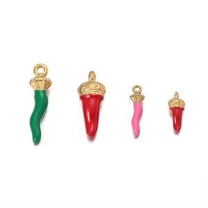 Detalle de colgantes de chile con acabado esmaltado y aros dorados para hacer joyas
