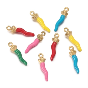 Detalle macro de colgantes de chile en esmalte de colores con aros de corona dorada DIY