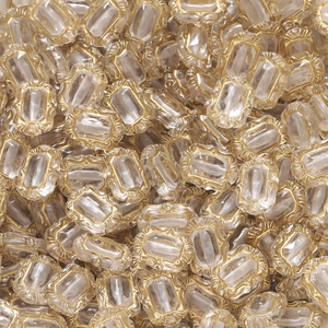 Makroaufnahme von facettierten Acrylperlen mit goldenem Rand für DIY Schmuck