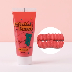 Detalle macro de pegamento de crema roja 50ml para manualidades y fundas móviles