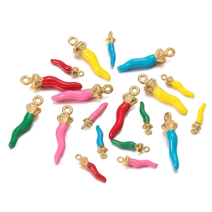 Detalle de dijes de pimiento en esmalte colorido con tapas doradas para joyería DIY