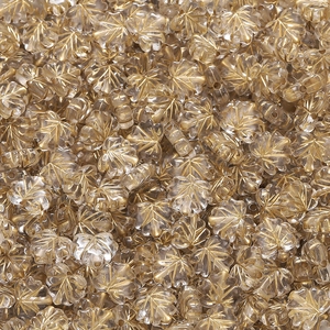 Makroaufnahme von transparenten Ahornblatt-Acrylperlen mit Goldrand für DIY-Schmuck
