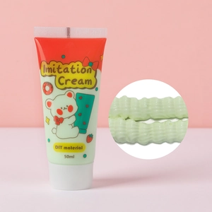 Primer plano de pegamento imitación crema verde menta en tubo 50ml para pinzas y manualidades