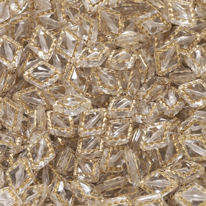 Makroansicht transparenter Acryl-Rautenperlen mit goldenem Wellenrand für DIY-Schmuck