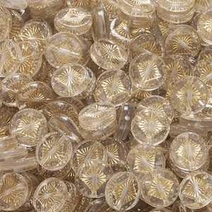 Nahaufnahme von klaren Acrylperlen mit goldener Sonnenstrahlfolie für DIY-Schmuck