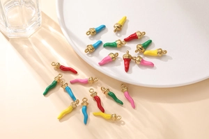 Detalle de colgantes de chile en esmalte colorido para creación de joyas artesanales