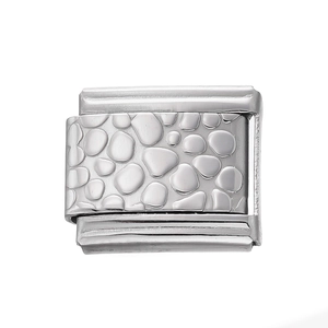 Détail macro du maillon modulaire carré en acier inoxydable avec motif galet texturé