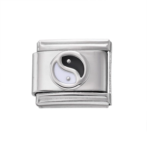 Gros plan d'un maillon de breloque italienne en acier avec symbole Yin Yang bicolore