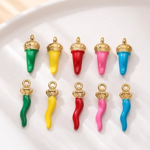 Detalle macro de colgantes de chile de esmalte de colores con aros dorados para joyas