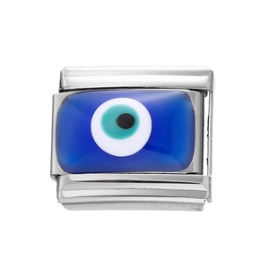 Gros plan détaillé d'un charm modulaire 9x10mm en acier avec motif émaillé œil de protection