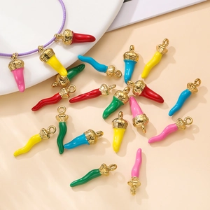 Colgantes coloridos de chile en acero inoxidable con esmalte y tapas doradas para joyería