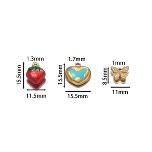 Dettaglio di ciondoli a fragola e farfalla con misure precise delle dimensioni in mm